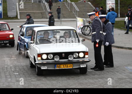 Gdansk, Polonia. 6 Aprile, 2015. Classic Cars seazon apertura in Gdansk. Centinaia di automobili classiche ventilatori mostra le loro auto , tutti costruire prima del 1989. Nella foto il polacco Fiat 125p auto. Credito: Michal Fludra/Alamy Live News Foto Stock