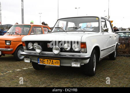 Gdansk, Polonia. 6 Aprile, 2015. Classic Cars seazon apertura in Gdansk. Centinaia di automobili classiche ventilatori mostra le loro auto , tutti costruire prima del 1989. Nella foto il polacco Fiat 125p Credito: Michal Fludra/Alamy Live News Foto Stock