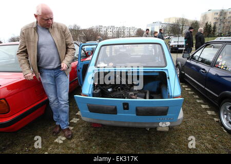 Gdansk, Polonia. 6 Aprile, 2015. Classic Cars seazon apertura in Gdansk. Centinaia di automobili classiche ventilatori mostra le loro auto , tutti costruire prima del 1989. Nella foto : Polacco Fiat 126p di credito auto: Michal Fludra/Alamy Live News Foto Stock