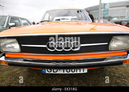 Gdansk, Polonia. 6 Aprile, 2015. Classic Cars seazon apertura in Gdansk. Centinaia di automobili classiche ventilatori mostra le loro auto , tutti costruire prima del 1989. Nella foto : tedesco Audi 100 Credito: Michal Fludra/Alamy Live News Foto Stock