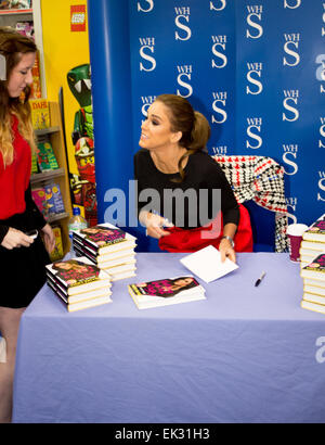 Vicky Pattison segni copie del suo libro "Niente ma la verità' a WHSmith: informare Metrocentre offre: Vicky Pattison dove: Newcastle, Regno Unito quando: 02 Ott 2014 Foto Stock