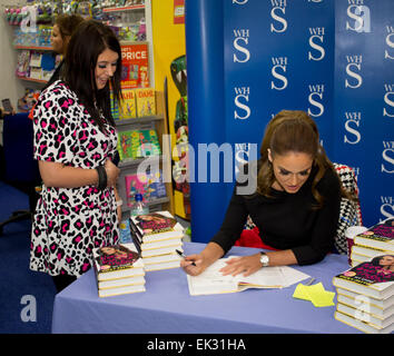 Vicky Pattison segni copie del suo libro "Niente ma la verità' a WHSmith: informare Metrocentre offre: Vicky Pattison dove: Newcastle, Regno Unito quando: 02 Ott 2014 Foto Stock