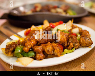 Dolce e aspro il maiale presso un ristorante cinese. Foto Stock