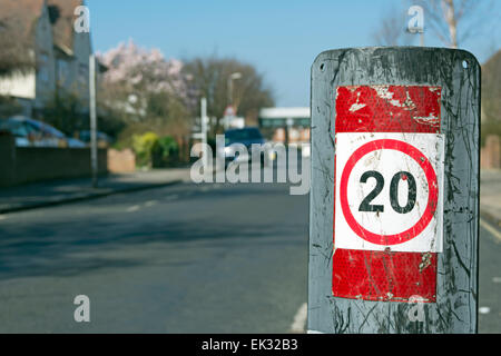 British 20mph segnale di limite di velocità, a Twickenham, middlesex, Inghilterra Foto Stock