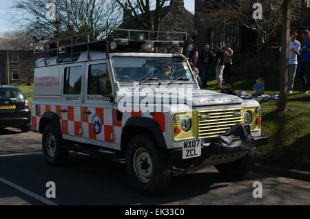 Hedley sulla collina, UK. 06 Aprile, 2015. Il nord del Tyne Mountain Rescue land rover al 2015 Hedley Corsa della botte. La gara, che è organizzato da The Feathers Inn annualmente il lunedì di Pasqua, raccoglie fondi per loro. Credito: Colin Edwards/Alamy Live News Foto Stock