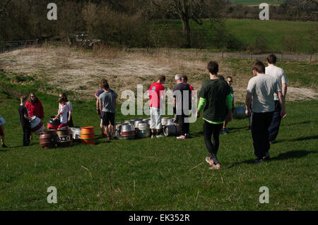 Hedley sulla collina, UK. 06 Aprile, 2015. I concorrenti alla linea di partenza per l'Hedley 2015 Corsa della botte che viene organizzata ogni anno il lunedì di Pasqua dal Feathers Inn. Credito: Colin Edwards/Alamy Live News Foto Stock