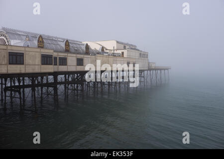 Aberystwyth, Wales, Regno Unito. Il 6 aprile 2015. Il Lunedì di Pasqua. Meteo. Nebbia di mare circonda Aberystwyth Royal Pier Credit: Alan Hale/Alamy Live News Foto Stock