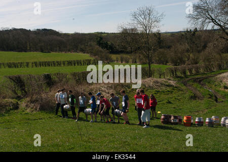 Hedley sulla collina, UK. 06 Aprile, 2015. I concorrenti alla linea di partenza per il 2015 Hedley Corsa della botte che viene organizzata ogni anno il lunedì di Pasqua dal Feathers Inn. Credito: Colin Edwards/Alamy Live News Foto Stock