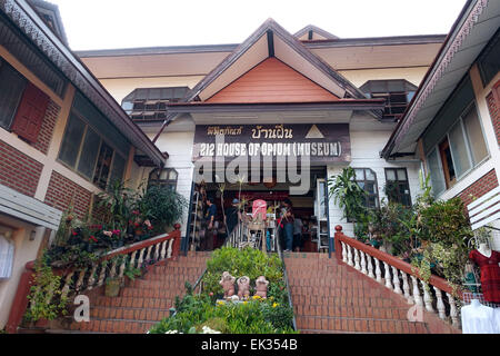 La sala del museo di oppio in Sop Ruak, Thailandia, fotografato il 25 febbraio 2015. La sala del museo di oppio utilizza le sue numerose mostre, come ad esempio tubi di oppio, bilance e pesi, per illustrare la storia del papavero da oppio di coltivazione e commercio di oppio nel Triangolo d'oro. Foto: Alexandra Schuler/dpa - nessun filo SERVICE - Foto Stock