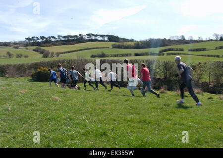 Hedley sulla collina, UK. 06 Aprile, 2015.Competitors gara attraverso campi all'inizio del 2015 Hedley Corsa della botte che viene organizzata ogni anno il lunedì di Pasqua dal Feathers Inn. Credito: Colin Edwards/Alamy Live News Foto Stock