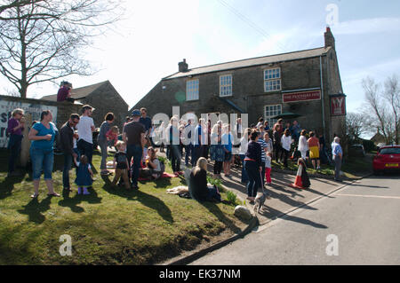 Hedley sulla collina, UK. 06 Aprile, 2015. Gli spettatori in attesa al traguardo del 2015 Hedley canna gara fuori il Feathers Inn. La gara è eseguito annualmente il lunedì di Pasqua. Credito: Colin Edwards/Alamy Live News Foto Stock