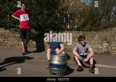 Hedley sulla collina, UK. 06 Aprile, 2015. La squadra vincente, la Watts, riposo dopo il 2015 Hedley Corsa della botte. La gara è eseguito annualmente il lunedì di Pasqua. Credito: Colin Edwards/Alamy Live News Foto Stock