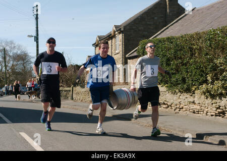 Hedley sulla collina, UK. 06 Aprile, 2015. Un team avvicinando al traguardo al di fuori il Feathers Inn durante il 2015 Hedley Corsa della botte. La gara è eseguito annualmente il lunedì di Pasqua. Credito: Colin Edwards/Alamy Live News Foto Stock