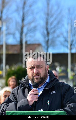 Londonderry, Irlanda del Nord. 6 Aprile, 2015. Gary Donnelly legge un messaggio di Pasqua al 32 County movimento Sovranità commemorazione del 1916 Irish Pasqua in aumento. Credito: George Sweeney/Alamy Live News Foto Stock