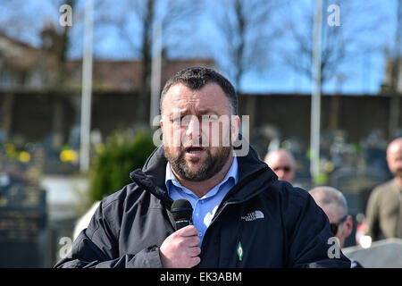 Londonderry, Irlanda del Nord. 6 Aprile, 2015. Gary Donnelly legge un messaggio di Pasqua al 32 County movimento Sovranità commemorazione del 1916 Irish Pasqua in aumento. Credito: George Sweeney/Alamy Live News Foto Stock