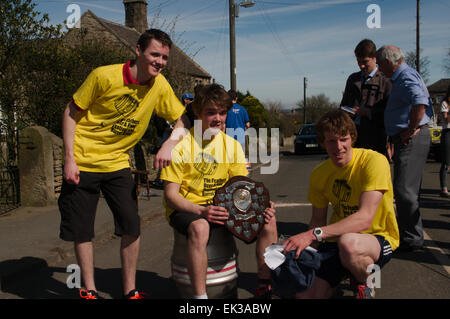 Hedley sulla collina, UK. 06 Aprile, 2015. Il 2015 team vincente, Harry Sowerby, IR Watt e Zac Allin con il Colin Atkinson Trophy. L'Hedley Corsa della botte è eseguito annualmente il lunedì di Pasqua. Credito: Colin Edwards/Alamy Live News Foto Stock