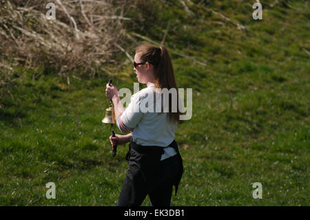 Hedley sulla collina, UK. 06 Aprile, 2015. Helen Greer suonando il campanello per iniziare il 2015 Hedley Corsa della botte che viene organizzata ogni anno il lunedì di Pasqua dal Feathers Inn. Credito: Colin Edwards/Alamy Live News Foto Stock