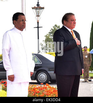 Islamabad. 6 apr, 2015. Foto rilasciata dalla stampa del Dipartimento Informazioni (PID) il 6 aprile 2015, mostra il Pakistan il Primo ministro Nawaz Sharif (R) e visita al Presidente dello Sri Lanka Maithripala Sirisena frequentare la Guardia d'onore cerimonia di Islamabad, capitale del Pakistan. © PID/Xinhua/Alamy Live News Foto Stock