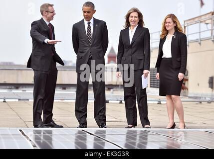 Il Presidente Usa Barack Obama opinioni il tetto a pannelli solari sul dipartimento di energia con il Vice Segretario dell'energia Dott.ssa Elisabetta Sherwood-Randall, Eric Haukdal e Kate Brandt durante una visita al Dipartimento di Energia Marzo 19, 2015 a Washington, DC. Foto Stock