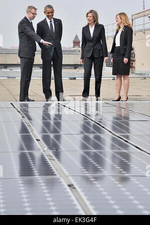 Il Presidente Usa Barack Obama opinioni il tetto a pannelli solari sul dipartimento di energia con il Vice Segretario dell'energia Dott.ssa Elisabetta Sherwood-Randall, Eric Haukdal e Kate Brandt durante una visita al Dipartimento di Energia Marzo 19, 2015 a Washington, DC. Foto Stock