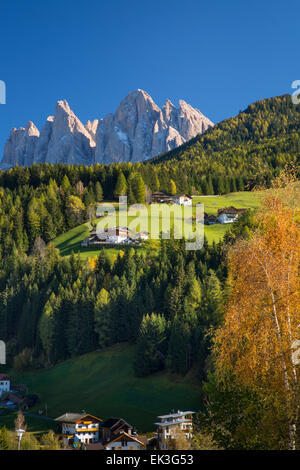 Vista del Geisler Spitzen e Dolomite Mountains da San Pietro in Val di Funes, Trentino-Alto Adige, Italia Foto Stock