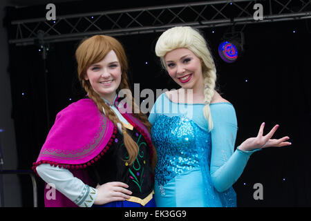 Avenham Park, Preston, Lancashire, Regno Unito 6th aprile 2015. Elsa e Anna, alla parata e al concorso del cofano di Pasqua. Le uova vengono rotolate lungo le pendici dell'Avenham Park ogni lunedì di Pasqua: In passato erano uova bollite decorate in modo tradizionale, ma ora sono spesso di varietà di cioccolato! Oltre alla frittata di uova, l'evento ospita un concorso Easter Bonnet, cibo e bevande Lancashire e molti divertimenti per una giornata intera fuori. Foto Stock