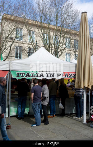 Horsham, Regno Unito. 06 apr, 2015. Il mercato italiano in Carfax, Horsham, West Sussex lunedì 6 aprile 2015 durante la Piazza Italia 2015 festival. Piazza Italia 2015 si è tenuto a Horsham West Sussex, a partire da venerdì 3 aprile al lunedì 6 aprile 2015. Credito: Christopher Mills/Alamy Live News Foto Stock