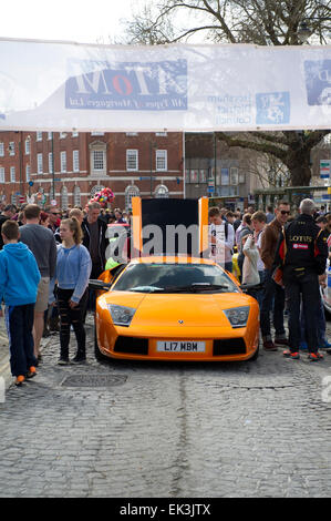 Horsham, Regno Unito. 06 apr, 2015. Lamborghini auto sul display al Carfax, Horsham, durante la Horsham Piazza Italia lunedì 6 aprile 2015. Piazza Italia 2015 si è tenuto a Horsham West Sussex, a partire da venerdì 3 aprile al lunedì 6 aprile 2015. Credito: Christopher Mills/Alamy Live News Foto Stock