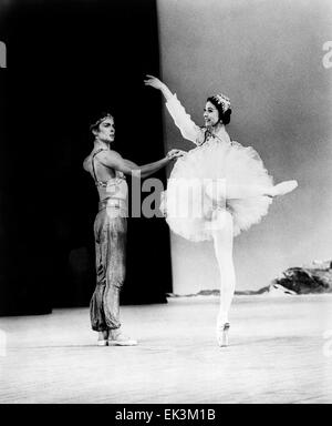 Rudolf Nureyev, Margot Fonteyn, sul set del documentario "Una serata con il Royal Ballet', 1963 Foto Stock