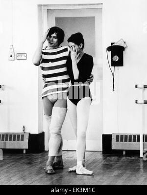 Rudolf Nureyev, Margot Fonteyn, sul set del documentario "Una serata con il Royal Ballet', 1963 Foto Stock