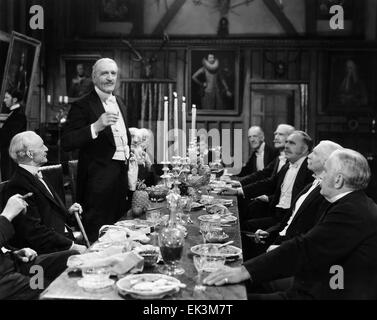 C. Aubrey Smith, (in piedi), sul set del film "Le quattro piume', 1939 Foto Stock