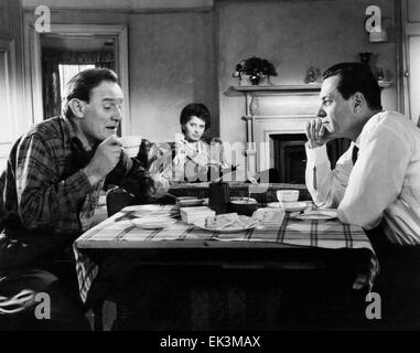 Trevor Howard, Sophia Loren, William Holden, sul set del film " Il tasto", 1958 Foto Stock