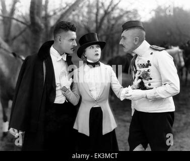 John Gilbert, (sinistra), Mae Murray, sul set del film muto "La Vedova Allegra", 1925 Foto Stock