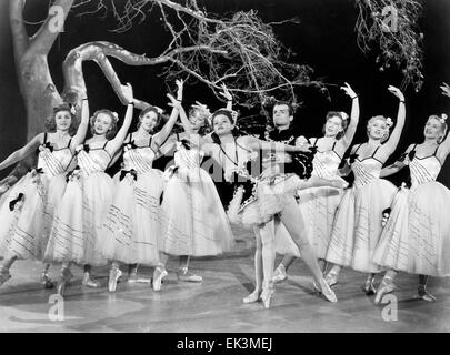 Alexis Smith (centro), sul set del film "Rapsodia in Blu", 1945 Foto Stock