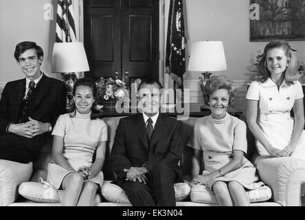 Stati Uniti Il presidente Richard Nixon (al centro) con son-in-law David Eisenhower Julie Nixon Eisenhower Pat Nixon Tricia Nixon ritratto Foto Stock