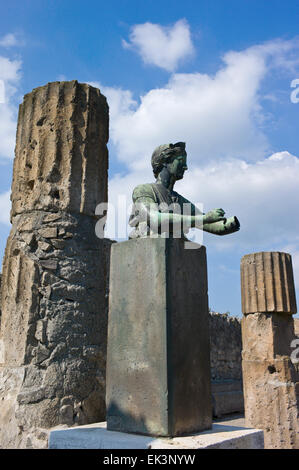 Statua di bronzo di Diana - dea romana della caccia nel Tempio di Apollo in gli scavi archeologici di Pompei romana Foto Stock