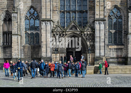 I turisti al di fuori dell'ingresso principale per la Cattedrale di St Giles sul Royal Mile di Edimburgo, Scozia, Regno Unito. Foto Stock