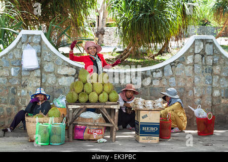 I venditori ambulanti vendono frutta Durian in Kep, Cambogia. Foto Stock
