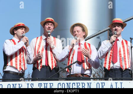 Dublino, Irlanda. 06 apr, 2015. Barberia cantanti durante la ricreazione di Pasqua 1915 nel centro della città di Dublino come parte del 1916 ribellione eventi di commemorazione. La "strada per la crescita' eventi avvengono su Dublino è O'Connell Street. Credito: Brendan Donnelly/Alamy Live News Foto Stock