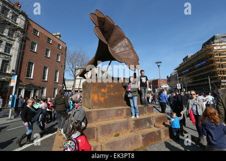 Dublino, Irlanda. 06 apr, 2015. Un monumento di un gigante di grammofono durante la ricreazione di Pasqua 1915 nel centro della città di Dublino come parte del 1916 ribellione eventi di commemorazione. La "strada per la crescita' eventi avvengono su Dublino è O'Connell Street. Credito: Brendan Donnelly/Alamy Live News Foto Stock