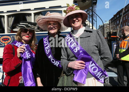 Dublino, Irlanda. 06 apr, 2015. Donne abbigliate come Suffragettes durante la ricreazione di Pasqua 1915 nel centro della città di Dublino come parte del 1916 ribellione eventi di commemorazione. La "strada per la crescita' eventi avvengono su Dublino è O'Connell Street. Credito: Brendan Donnelly/Alamy Live News Foto Stock