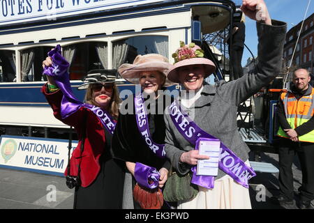 Dublino, Irlanda. 06 apr, 2015. Donne abbigliate come Suffragettes durante la ricreazione di Pasqua 1915 nel centro della città di Dublino come parte del 1916 ribellione eventi di commemorazione. La "strada per la crescita' eventi avvengono su Dublino è O'Connell Street. Credito: Brendan Donnelly/Alamy Live News Foto Stock