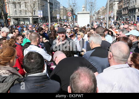 Dublino, Irlanda. 06 apr, 2015. Immagine da la ricreazione di Pasqua 1915 nel centro della città di Dublino come parte del 1916 ribellione eventi di commemorazione. La "strada per la crescita' eventi avvengono su Dublino è O'Connell Street. Credito: Brendan Donnelly/Alamy Live News Foto Stock