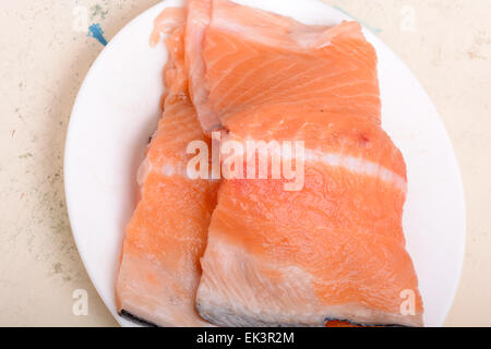 Non cotte fresche di pesce rosso le fette di filetto Foto Stock