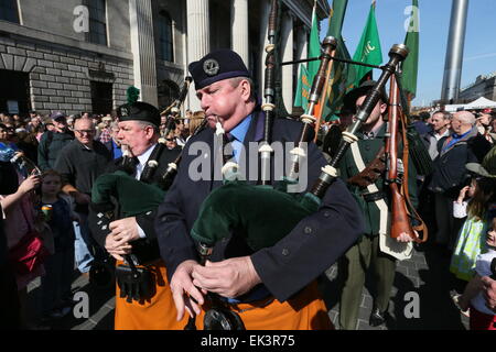 Dublino, Irlanda. 06 apr, 2015. Un marzo guidato da bagpipers è andata in scena come il 1916 Pasqua Rising è ricordata nel centro della città di Dublino. Membri del Nord interna della città Folklore fase di progetto un rally al di fuori dell'oggetto Criteri di gruppo seguita da un marzo al Liberty Hall. Credito: Brendan Donnelly/Alamy Live News Foto Stock