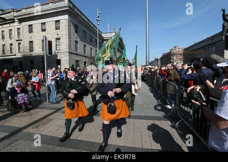 Dublino, Irlanda. 06 apr, 2015. Un marzo guidato da bagpipers è andata in scena come il 1916 Pasqua Rising è ricordata nel centro della città di Dublino. Membri del Nord interna della città Folklore fase di progetto un rally al di fuori dell'oggetto Criteri di gruppo seguita da un marzo al Liberty Hall. Credito: Brendan Donnelly/Alamy Live News Foto Stock