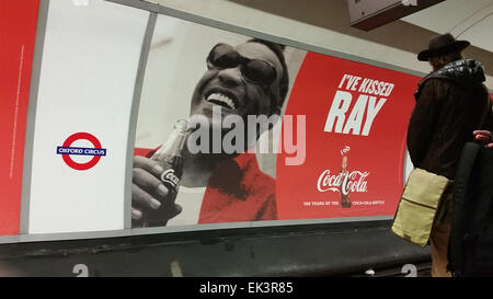 Londra, Regno Unito. Il 4 aprile, 2015. Ritratto di Ray Charles su un cartellone a Oxford Street tube station. Celebra i suoi cento anni della Coca Cola bottiglia. La Radice Glass Company di Terry Haute sviluppato i distinti design del biberon che mima il contorno allungato di forma e nervature distinte di un seme del cacao. Il design è stato brevettato il 16 novembre 1915. Credito : David Mbiyu/ Alamy Live News Foto Stock