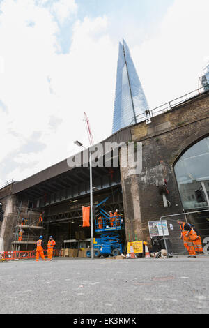 Londra, Regno Unito. 5 aprile 2015. I lavori di costruzione che avvengono presso la stazione di London Bridge in Tooley Street, Londra come parte del programma Thameslink per ricostruire la stazione. Tooley Street è chiusa al traffico e molti treni non sono in esecuzione dalla stazione di London Bridge durante la Pasqua bank holiday a causa dei lavori di costruzione. Credito: London pix/Alamy Live News Foto Stock