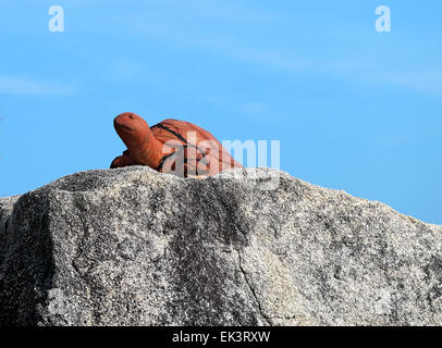 Roccia con una statua di una tartaruga sulla spiaggia in Thailandia su Koh Samui Foto Stock