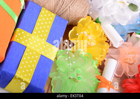 Set di confezione regalo, prua e nastri Foto Stock